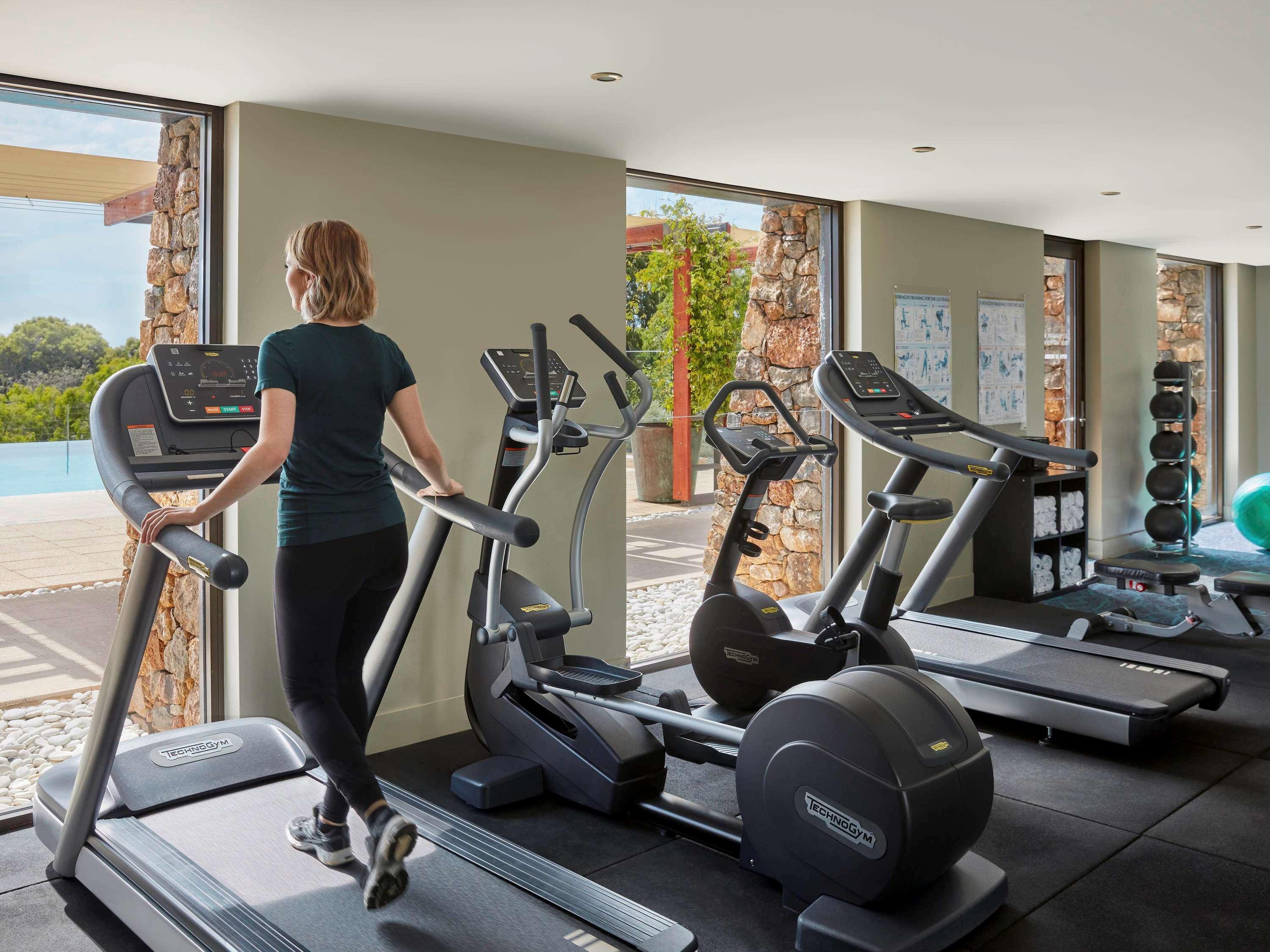 Pullman Bunker Bay Resort Margaret River Dunsborough Dış mekan fotoğraf A woman on a treadmill