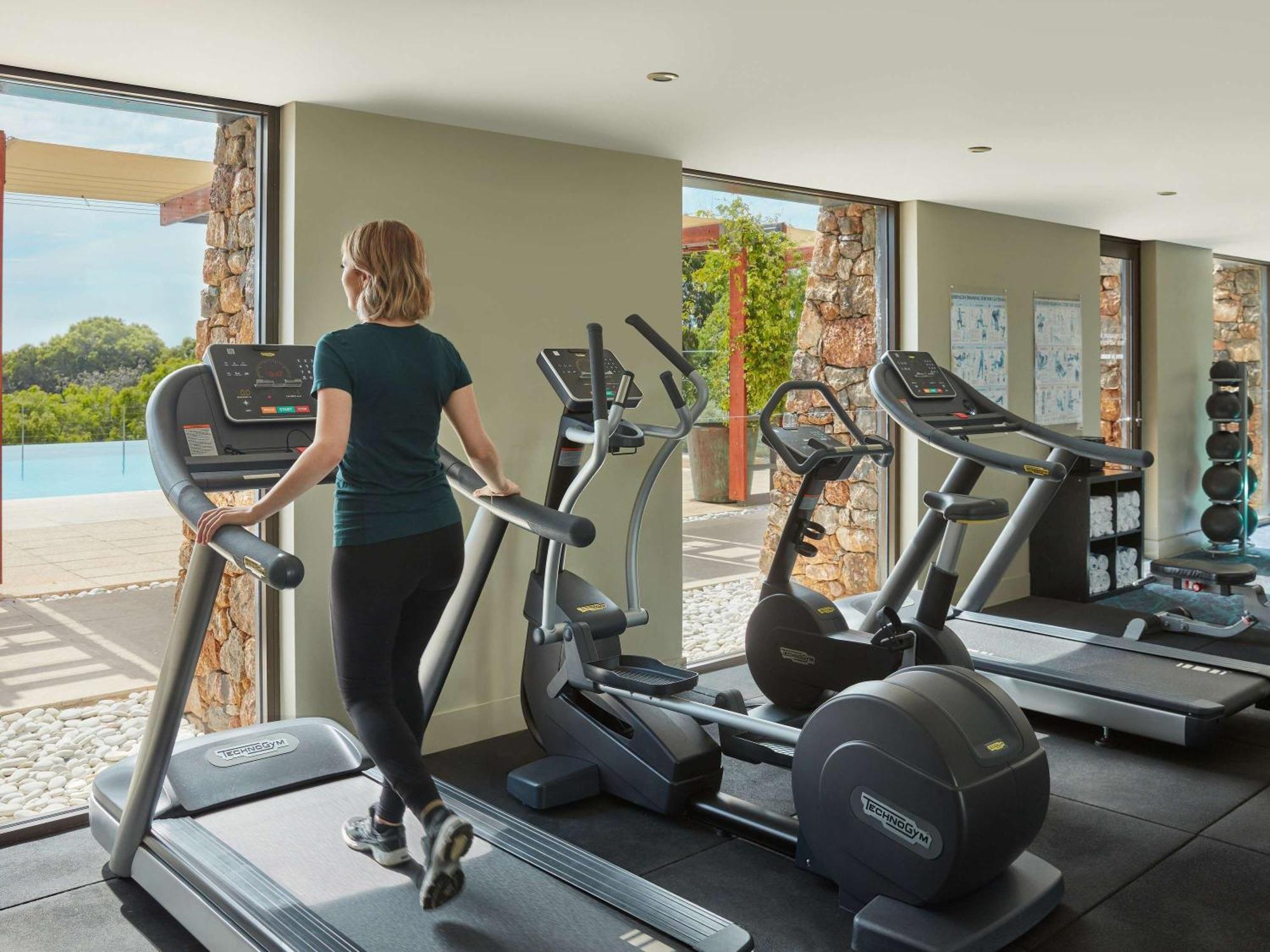 Pullman Bunker Bay Resort Margaret River Dunsborough Dış mekan fotoğraf A woman on a treadmill